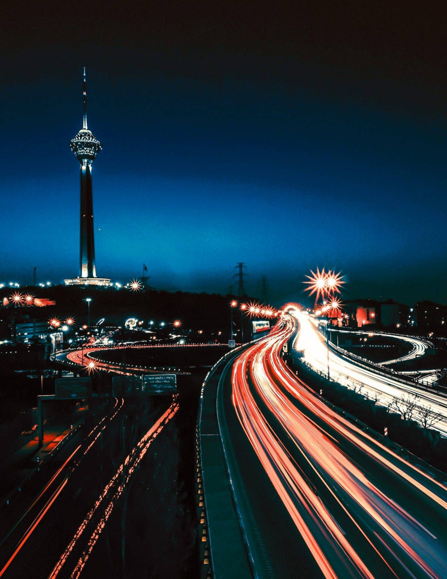 "Unser deutschlandweit verfügbares Autozubehör ist die perfekte Wahl für Autofahrer, die auf Qualität und Funktionalität setzen. Das Bild zeigt eine belebte Straße in Deutschland, die verdeutlicht, wie wichtig es ist, das Auto mit den richtigen Produkten auszustatten. Von Kombitaschen über Verbandtaschen bis hin zu Autoteppichen - wir bieten eine breite Produktpalette, um Ihre Autofahrt sicherer und komfortabler zu gestalten. Entdecken Sie jetzt unsere Produkte und profitieren Sie von unserer langjährigen Erfahrung im Bereich Autozubehör